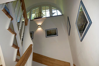 Treppenaufgang mit Bildergalerie